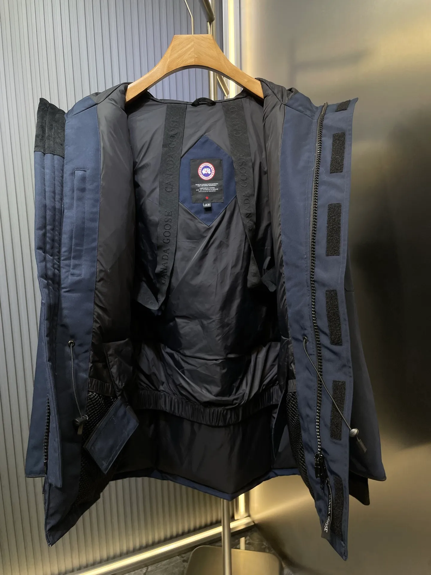 P910 special version 🌟 🇨🇦CANADA GOOES 24 new models 08 models/couple models Factory direct supply: supplying global purchasing agents, micro-business, entities, Tmall, high-end stalls and studio cooperation, free shipping! Canada Goose Expedition Parka 2008 is the same style for men and women. It is mid-length and the most timeless classic. All Arctic and Antarctic scientific expedition teams choose Canada Goose as their cold-proof equipment. It is the Rolls-Royce of down jackets. ➖ Industry-leading anti-counterfeiting chip sensing. ➖ Imported Behringer embroidery machines and customized embroidery labels, the highest level and industry leading. ➖ Imported Korean 21-count polyester-cotton blended original fabric, TC85 waterproof coated fabric, water-repellent, windproof and wear-resistant. ➖ The new national standard 80 white duck down is filled with an average of 520 grams of down. The amount of down filled is industry-leading. ➖ 100% nylon lining with double double-layer sealing design to prevent velvet running, and seamless thread design on the cuffs! ➖ Western Canadian Green Wolf Collar. ➖ Yoshida YKK provides original factory-customized electroplated sliders. YKK two-way lockable zippers are tight and smooth and do not peel off paint. ➖ 3M composite Velcro is durable and the accessories and hardware are all custom-made. Note: Our copywriting is only simple and clear. Instead of bragging about the copywriting, it is better to compare and understand with samples. Only for the purest goose, the most dedicated, the most professional, the highest quality, the highest cost performance!  Size:XS-XXL